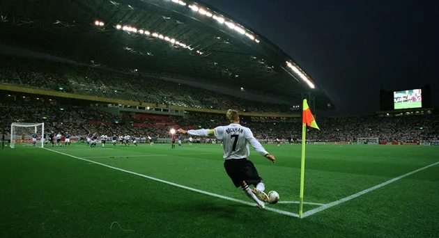 Cầu thủ thực hiện phát góc đặt bóng sát vạch, tận dụng lợi thế chiến thuật trong bóng đá hiện đại