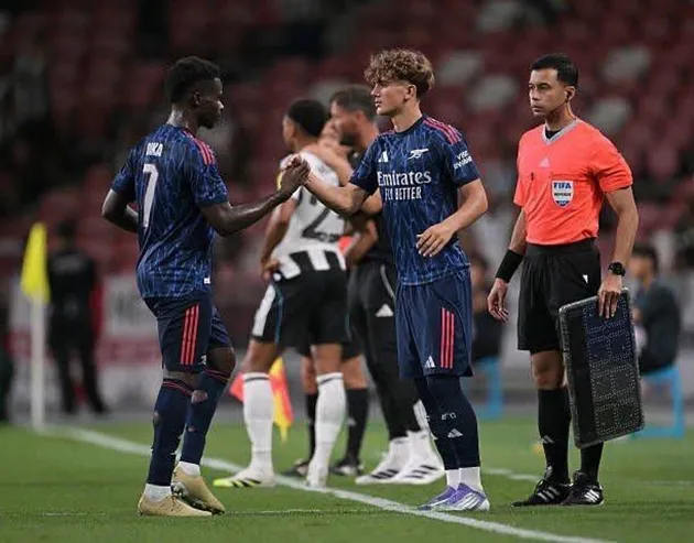 Cầu thủ vào sân chỉ khi trọng tài cho phép — tình huống thay người theo luật IFAB 2025