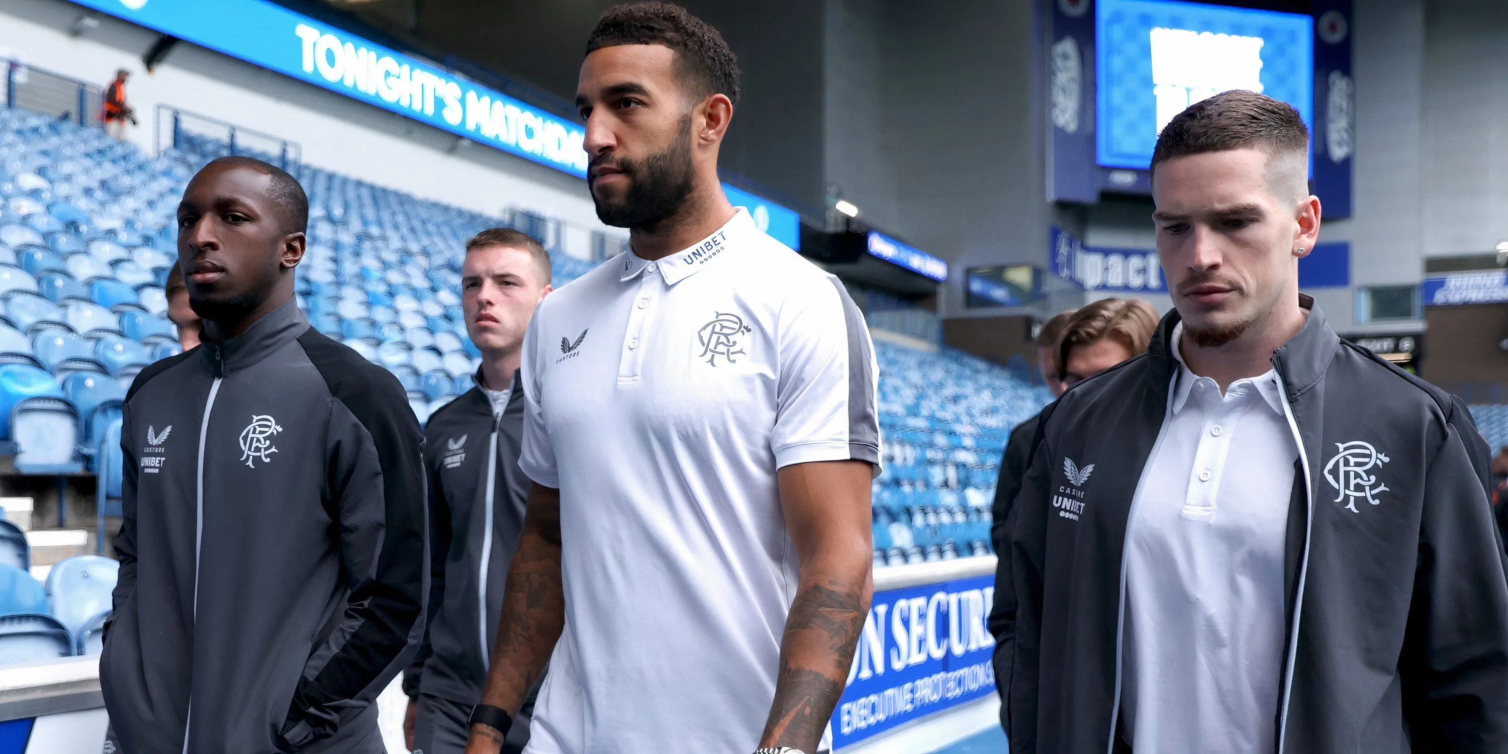 Connor Goldson ăn mừng cùng đồng đội, biểu tượng cho hàng thủ vững chắc của Rangers mùa giải 2020/21