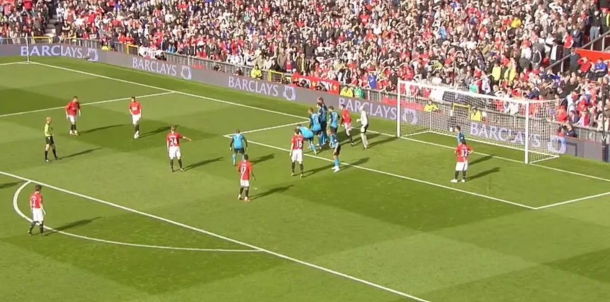 Cristiano Ronaldo ghi bàn từ quả đá phạt gián tiếp mở bóng bởi Ryan Giggs mùa 2008/09