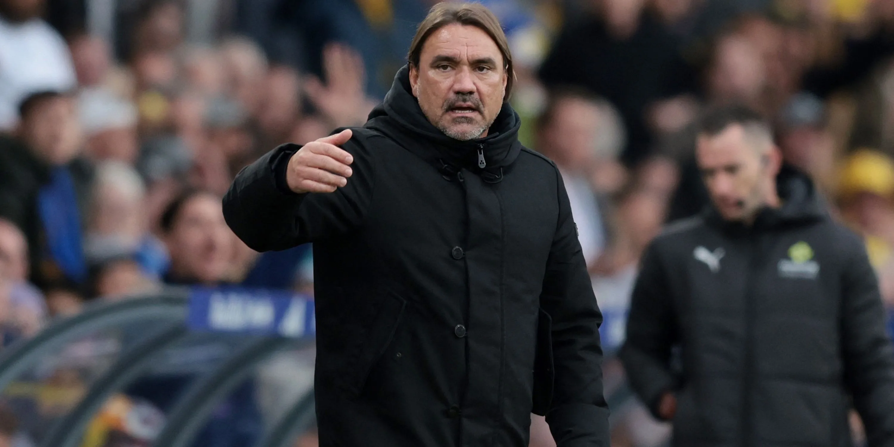 Daniel Farke hưởng ứng trên đường biên tại Elland Road