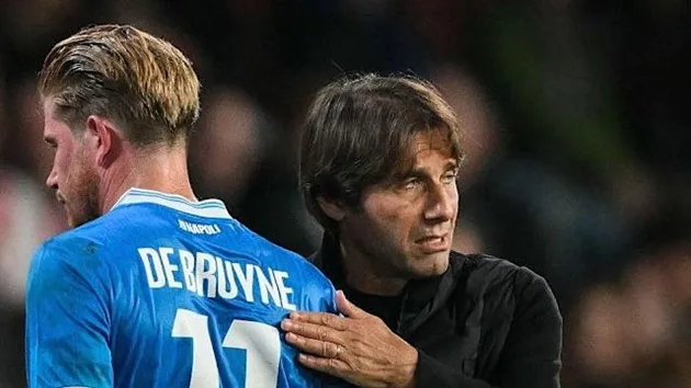 De Bruyne di chuyển tự do ở vị trí số 9 ảo, mở khoảng cho Noa Lang và David Neres - Napoli