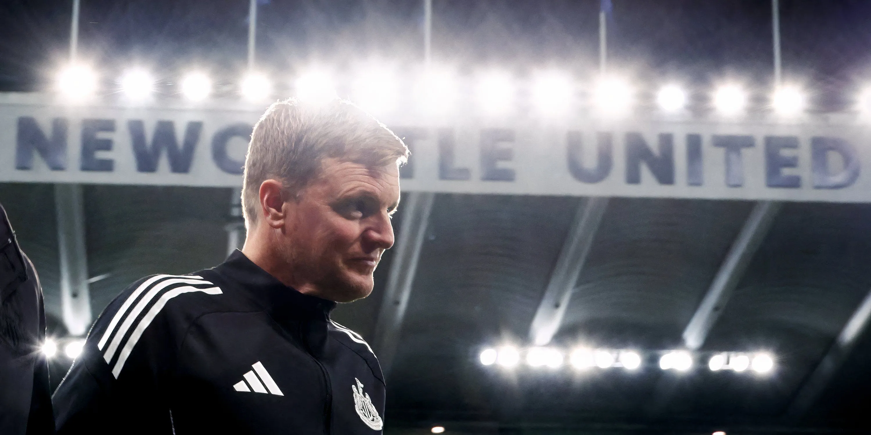 Eddie Howe chỉ đạo trận đấu trên sân St James' Park