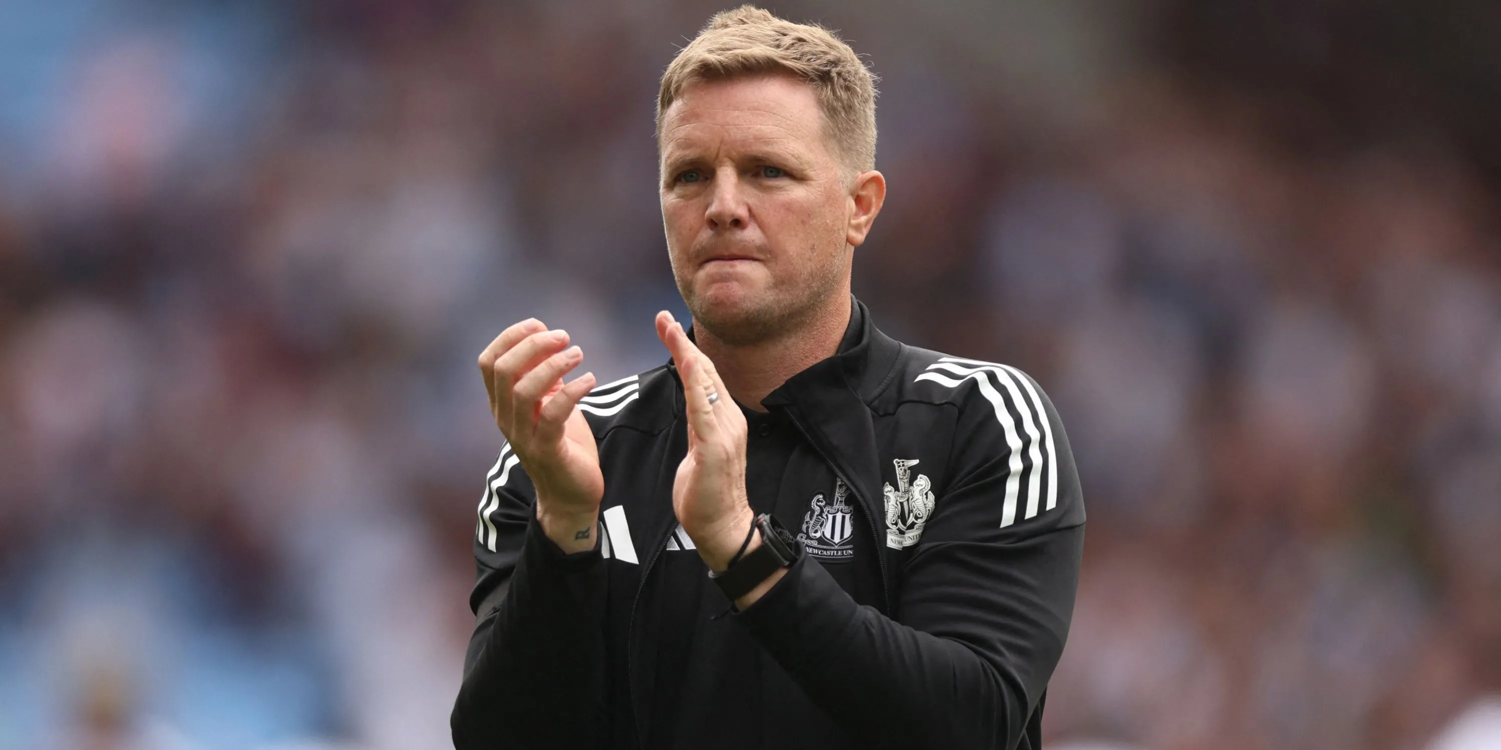 Eddie Howe quan sát trận đấu sau thất bại của Newcastle tại AMEX