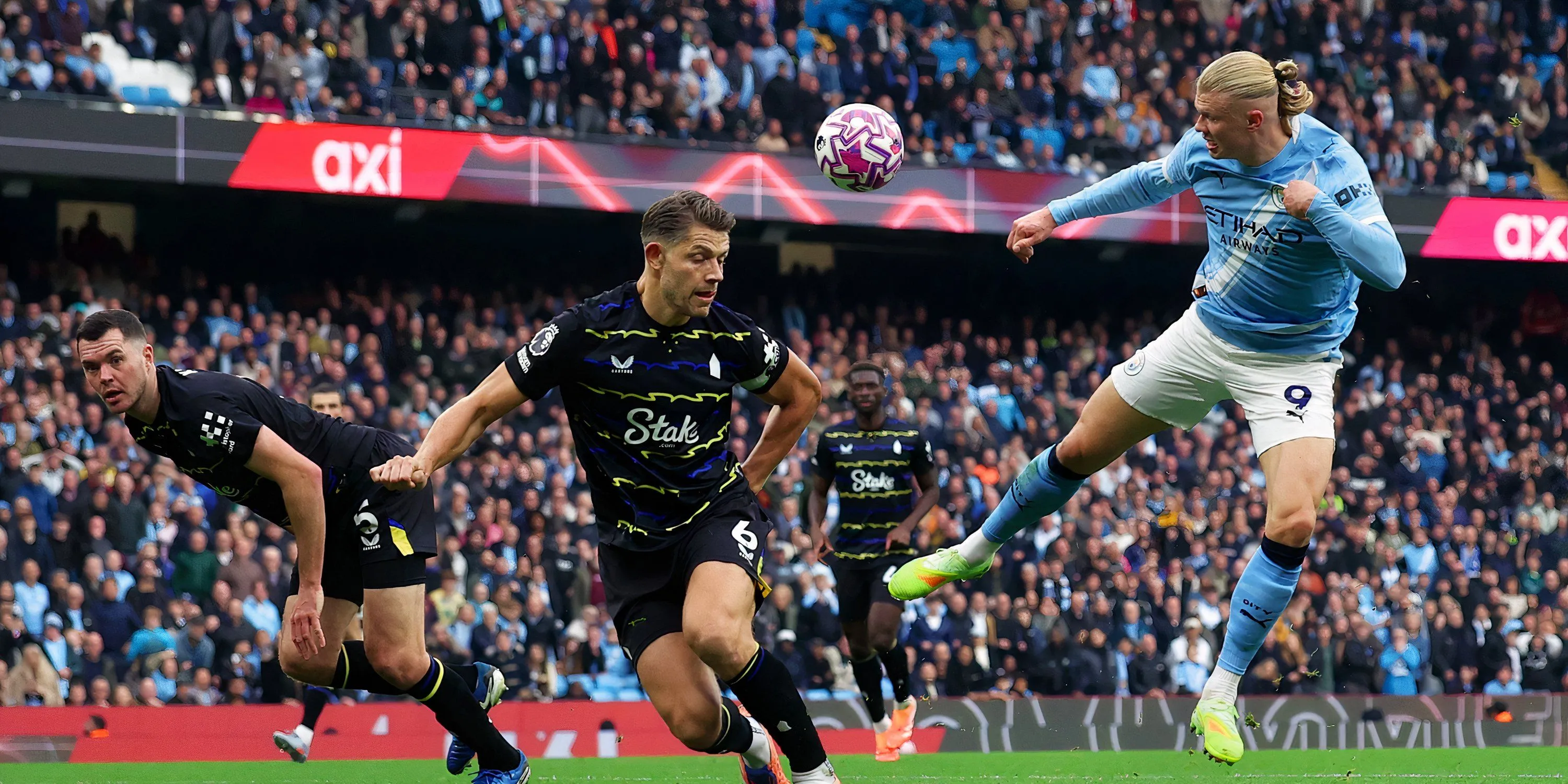 Erling Haaland ăn mừng bàn thắng trong trận Man City vs Everton tại Etihad