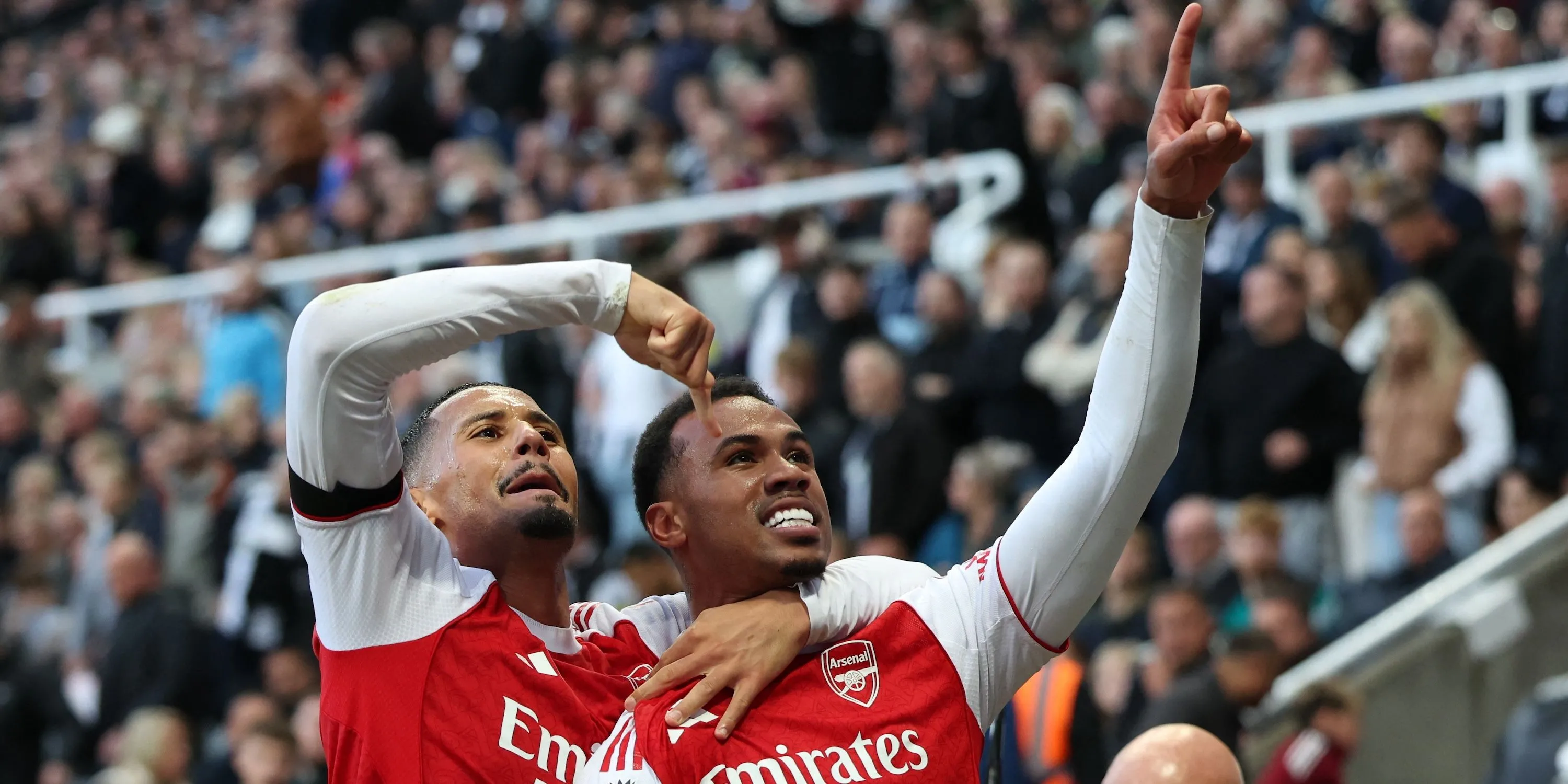 Gabriel ăn mừng cùng Saliba sau một pha phòng ngự thành công của Arsenal