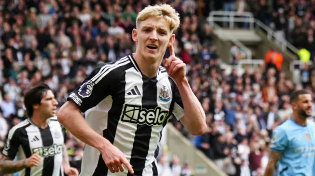 Gordon trong pha va chạm dẫn tới thẻ đỏ tại trận gặp Liverpool — bài học về kỷ luật và kiểm soát cảm xúc.