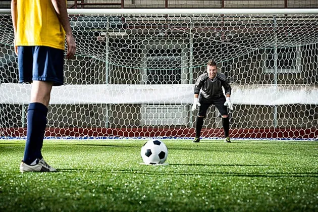 Hành vi thực hiện penalty với kỹ thuật và tâm lý là yếu tố quyết định, được FIFA quy định chặt chẽ.