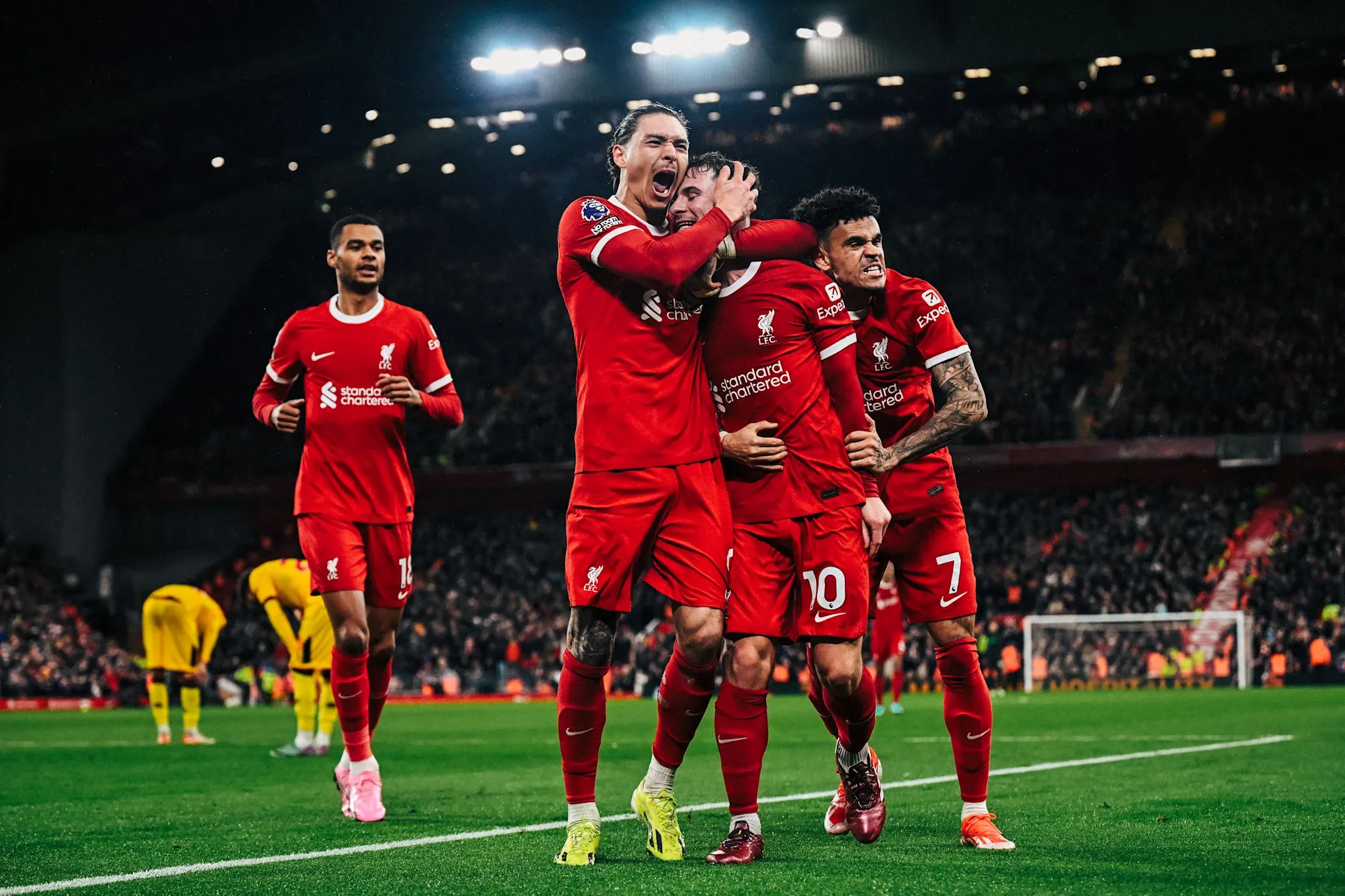 Hình ảnh minh họa bàn đàm phán hợp đồng chuyển nhượng với điều khoản phức tạp