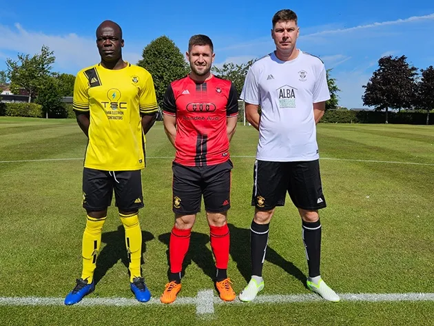 Hình ảnh trang phục cầu thủ theo tiêu chuẩn FIFA, gồm áo, quần, tất, bảo hộ bắp chân và giày