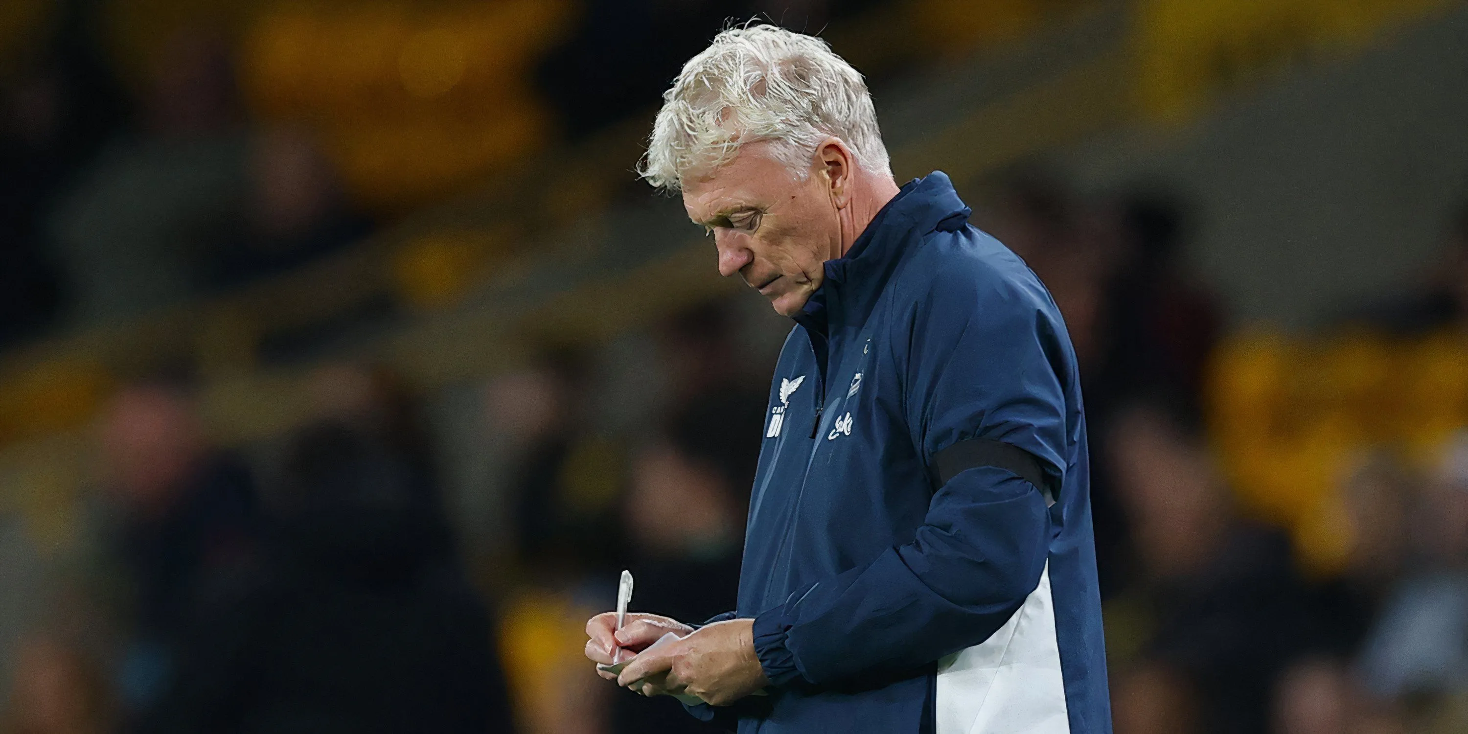 HLV David Moyes của Everton trên sân cỏ