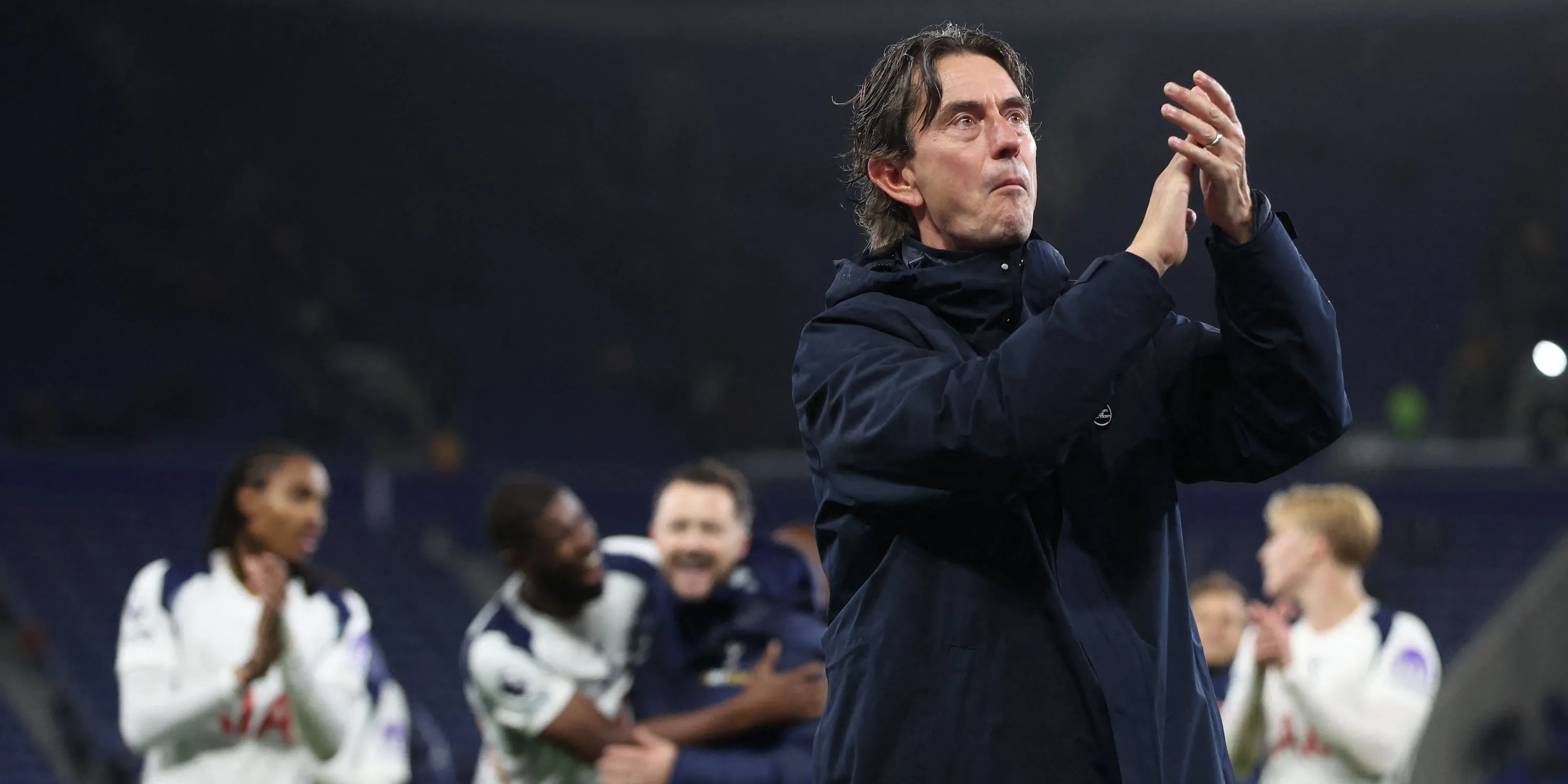 Huấn luyện viên Thomas Frank mừng chiến thắng cùng cầu thủ Tottenham sau trận thắng Everton