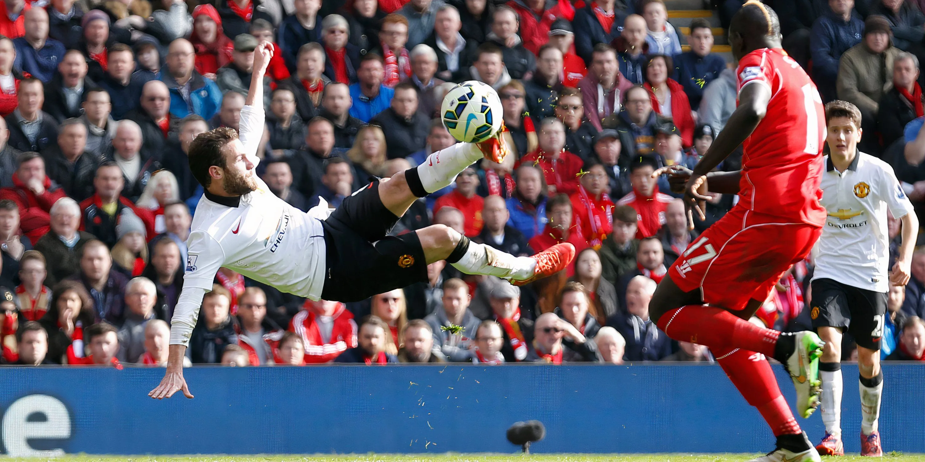 Juan Mata thực hiện cú móc ngược đẹp mắt ở Anfield 2015