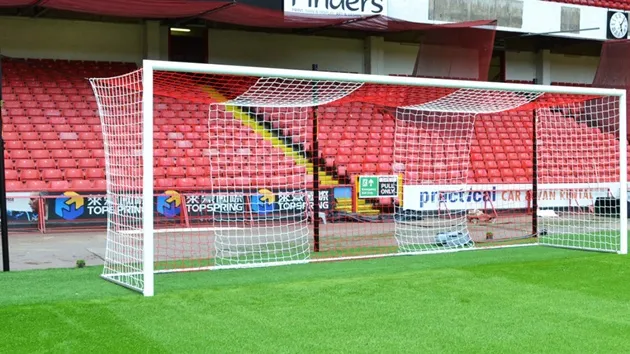 Khung thành chuẩn FIFA kích thước 7.32m x 2.44m đặt giữa vạch cầu môn trên sân thi đấu chuyên nghiệp