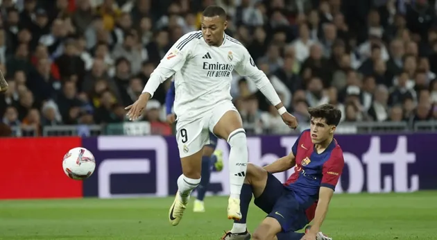 Kylian Mbappe gây đe dọa cho hàng thủ Barcelona trong El Clasico