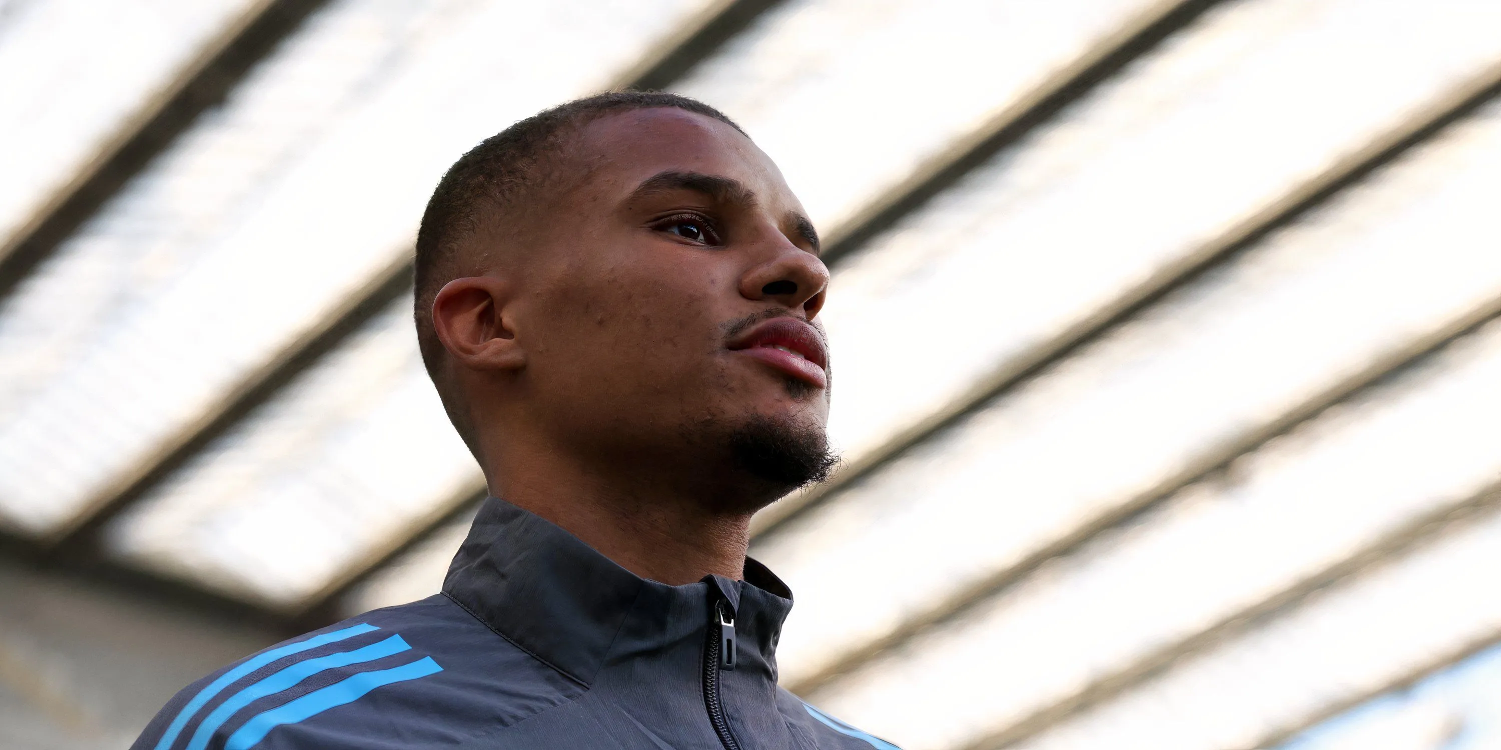 Malick Thiaw trong màu áo Newcastle, thi đấu ở hàng thủ trung tâm