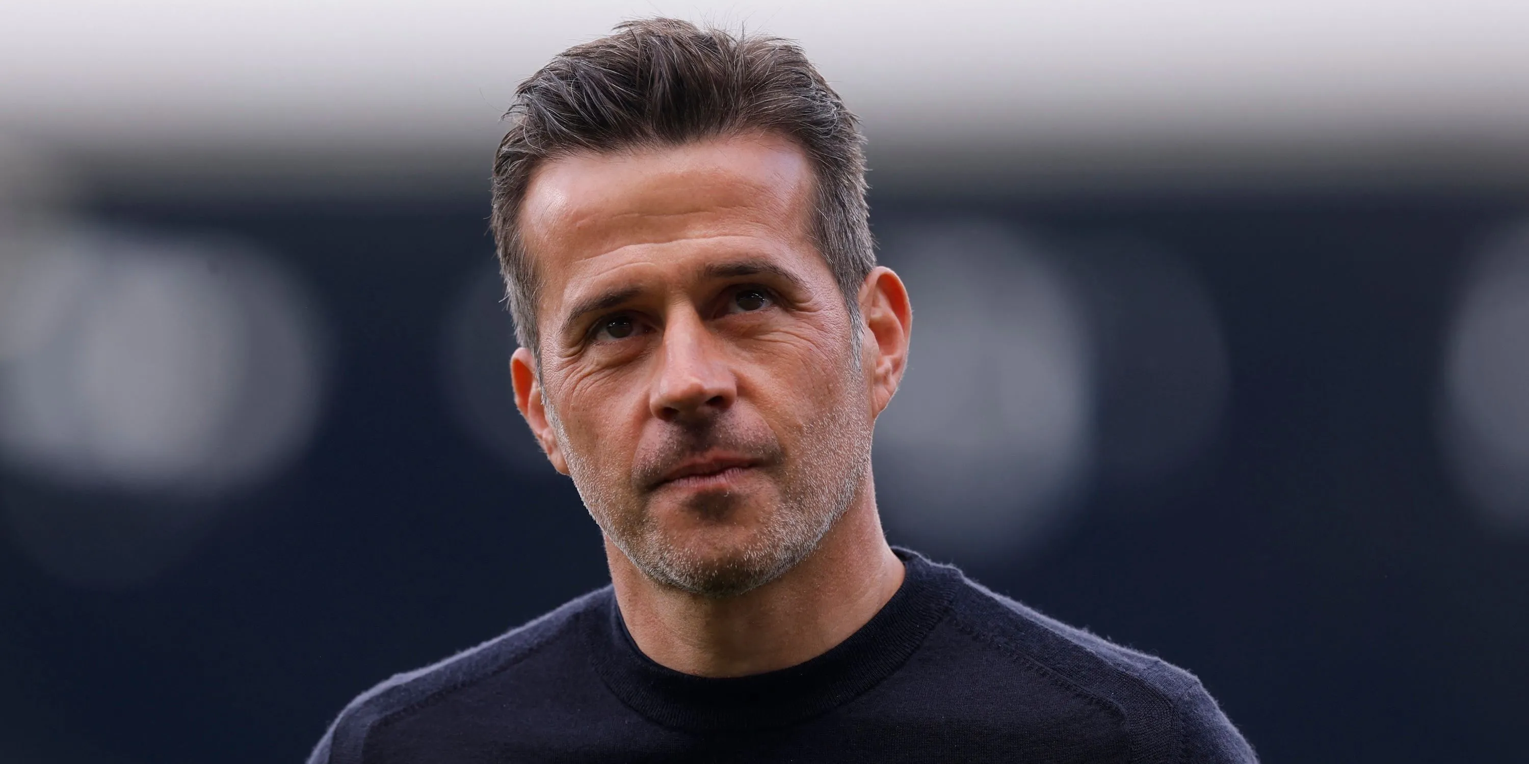 Marco Silva trên đường pitch trước trận đấu của Fulham