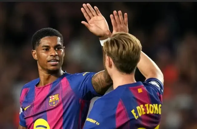 Marcus Rashford thân thiết cùng Frenkie de Jong tại Barcelona