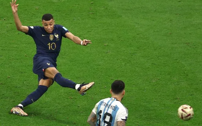Mbappé ghi hat-trick kéo trận chung kết World Cup vào hiệp phụ