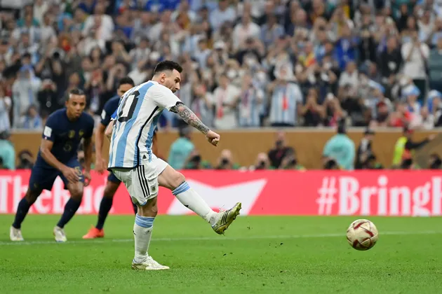 Messi mở tỷ số từ chấm 11m cho Argentina ở chung kết World Cup 2022, minh họa áp lực tâm lý khi sút penalty.