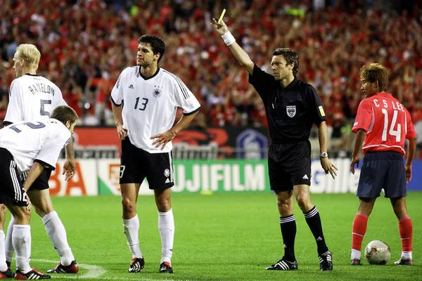 Michael Ballack nhận thẻ vàng khiến anh bị treo giò ở chung kết World Cup 2002