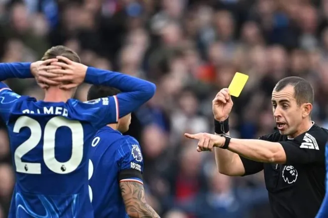 Minh họa các lỗi trực tiếp như tắc bóng nguy hiểm, đẩy hoặc kéo có thể dẫn tới thẻ và phạt đền