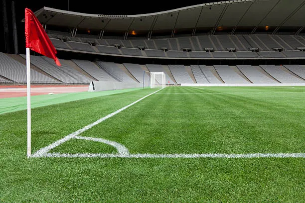 Mô tả cung tròn góc phạt góc bán kính 1m và cột cờ cao tối thiểu 1.5m trên sân bóng.