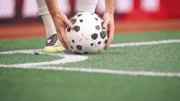 Người thực hiện phát góc thường đặt bóng sát hoặc ngay trên vạch để tận dụng lợi thế