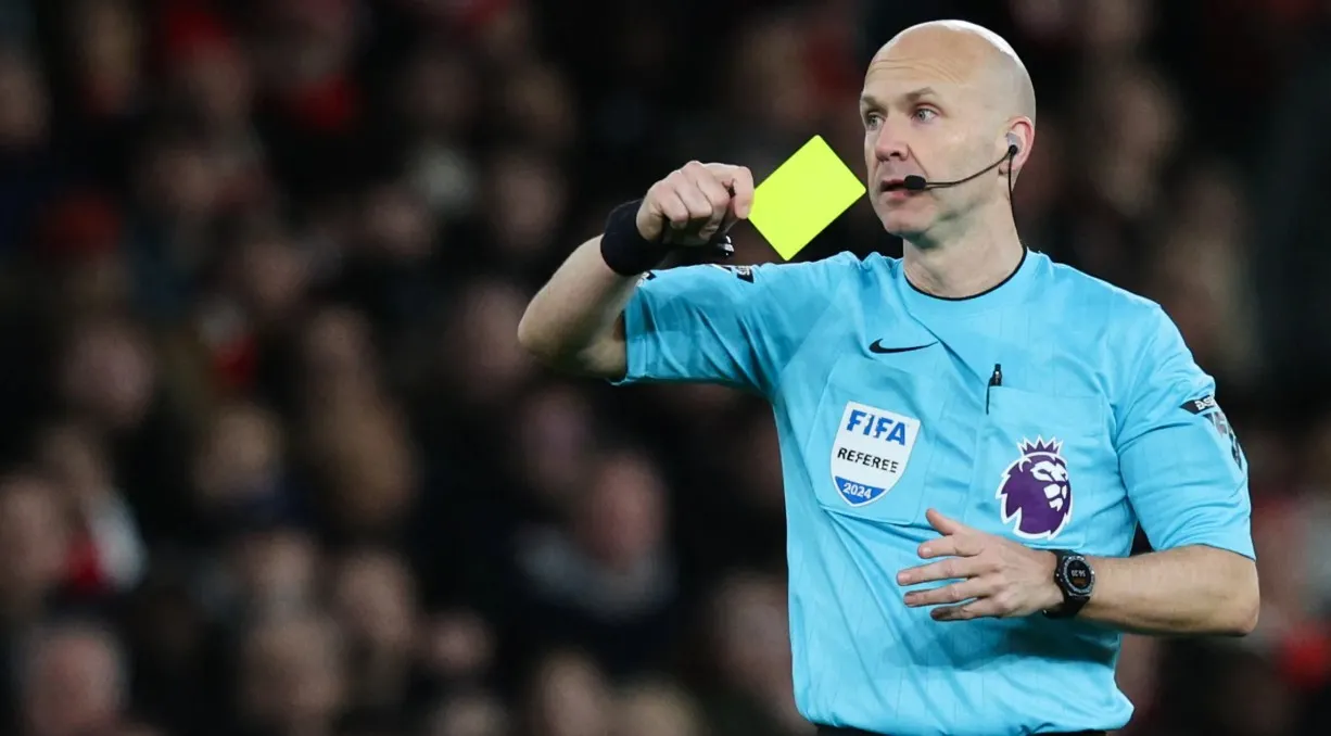 Paul Gascoigne khóc khi bị phạt thẻ vàng ở bán kết World Cup 1990, minh hoạ sức nặng của chiếc thẻ