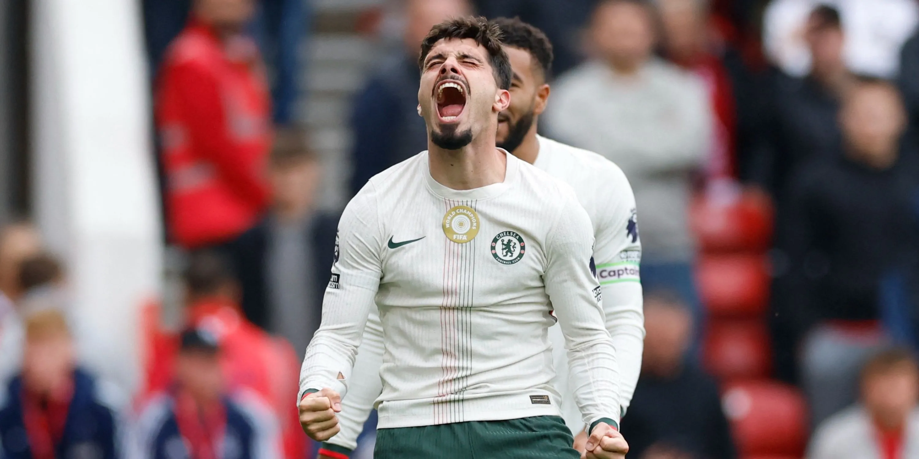 Pedro Neto ăn mừng bàn thắng vào lưới Nottingham Forest tại Ngoại hạng Anh