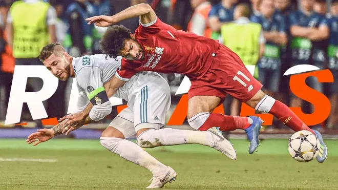 Pha khóa tay của Sergio Ramos với Mohamed Salah tại chung kết Champions League 2018 minh họa hậu quả chiến thuật từ một tình huống không bị thổi phạt