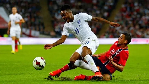 Pha xoạc bóng trong vòng cấm dễ dẫn tới penalty; hình ảnh minh họa sai lầm phòng ngự.