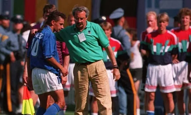 Roberto Baggio buồn bã khi bị thay ra ở World Cup 1994 — ví dụ lịch sử về tác động tâm lý của quyết định thay người
