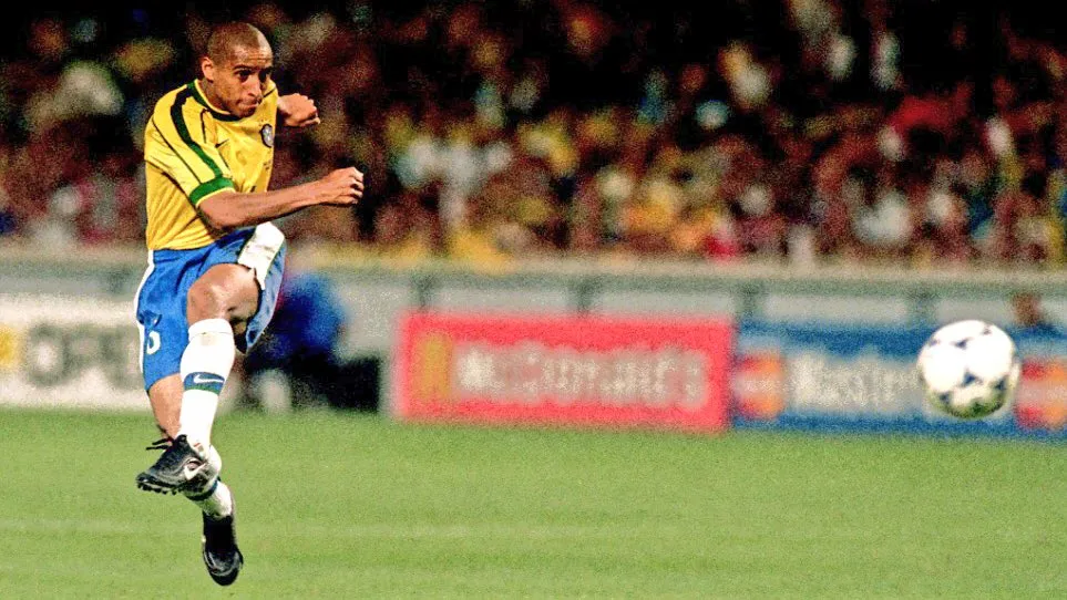 Roberto Carlos thực hiện cú đá phạt trực tiếp ngoạn mục, hình mẫu đá phạt trực tiếp từ xa
