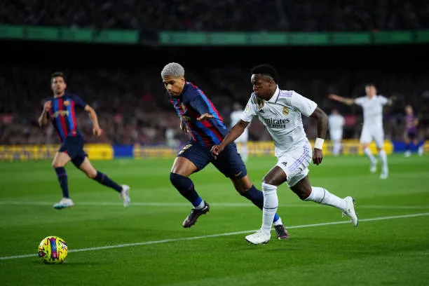 Ronald Araujo kèm Vinicius trong các trận Siêu kinh điển: trung vệ Barca giữ tốc độ và sức mạnh.