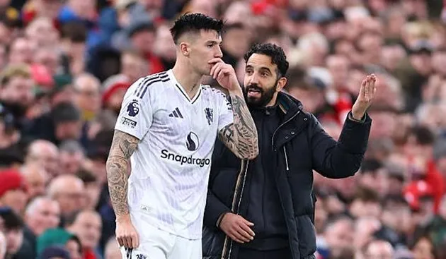 Ruben Amorim chỉ đạo học trò cố giữ ổn định phong độ tại Old Trafford