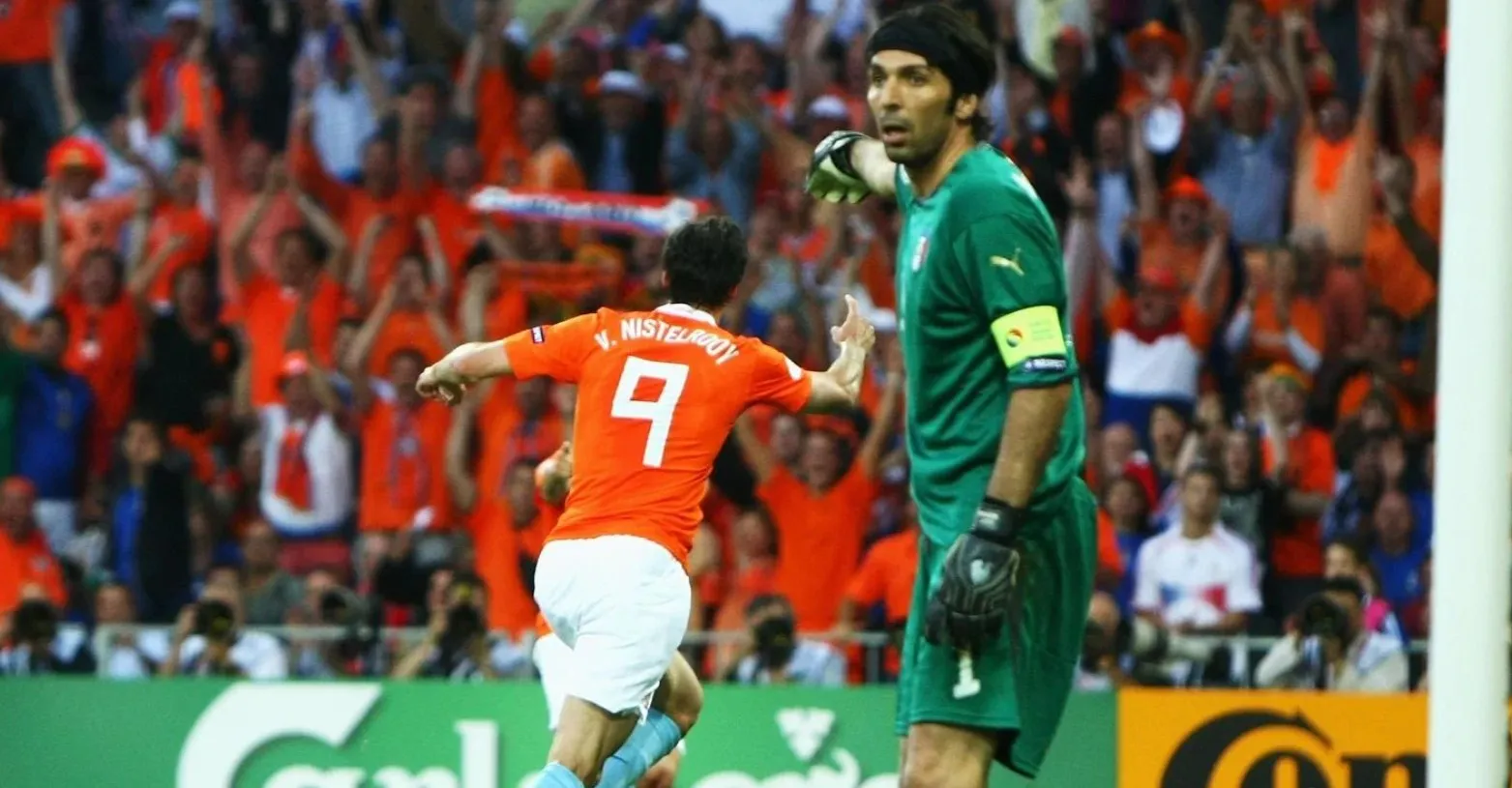 Ruud Van Nistelrooy trong tình huống gây tranh cãi tại EURO 2008