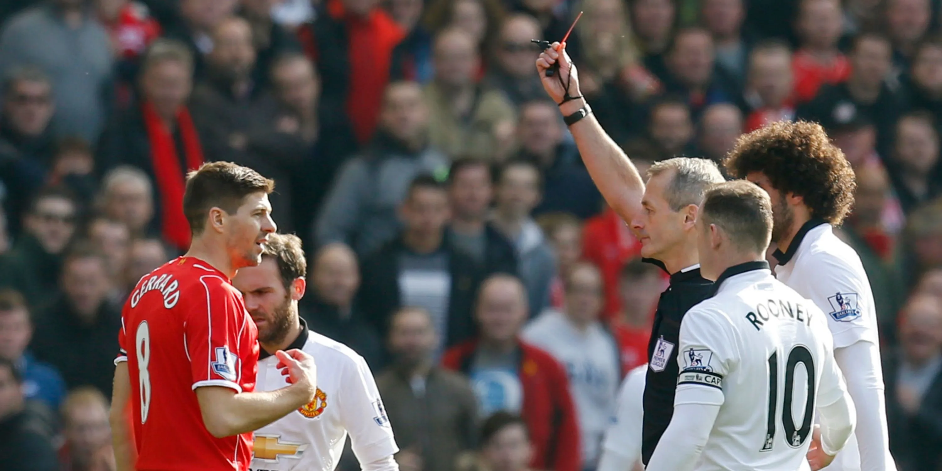 Steven Gerrard bị truất quyền thi đấu sau khi vào sân ở trận gặp M.U