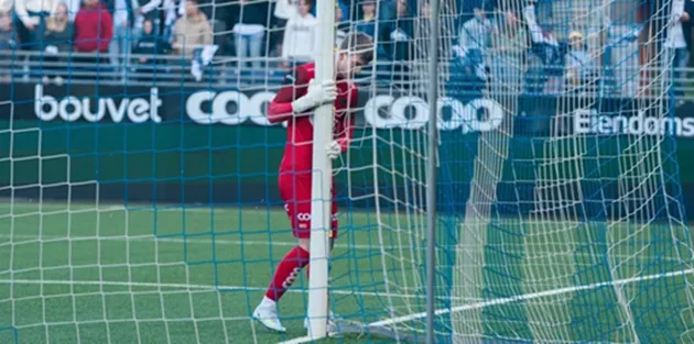 Thủ môn không được tác động, lắc hoặc thay đổi vị trí khung thành; việc này bị cấm theo luật nhằm đảm bảo an toàn và công bằng