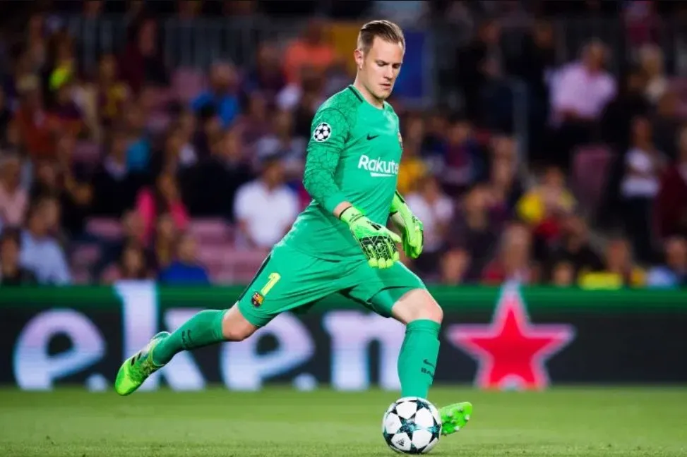 Thủ môn thường là người thực hiện các pha phát bóng lên, tuân thủ vị trí và quy định của Luật 16.