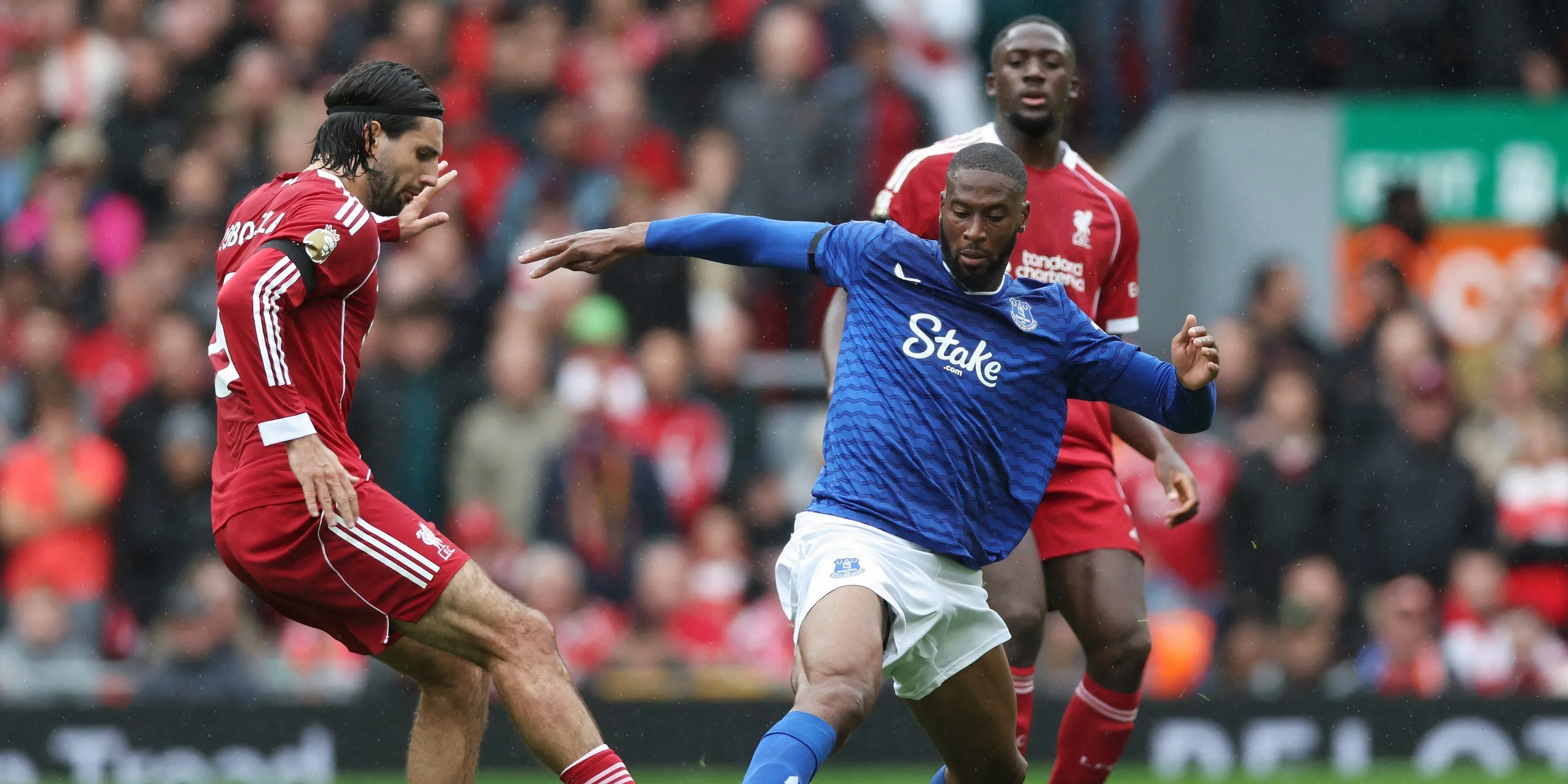 Tiền đạo Beto của Everton thể hiện sự thất vọng trên sân cỏ sau màn trình diễn kém cỏi, bị Duncan Ferguson chỉ trích.