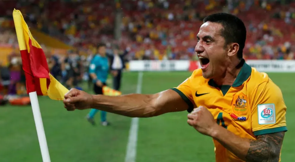 Tim Cahill ăn mừng chạm cột cờ góc, biểu tượng văn hóa sân cỏ