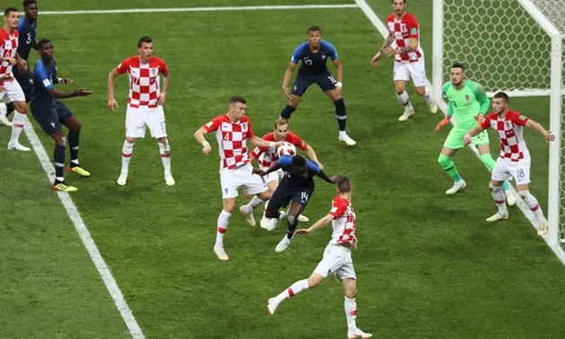 Tình huống Perisic bị xác định chạm tay và VAR can thiệp trong trận chung kết World Cup 2018