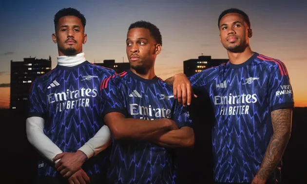 Trang phục thi đấu hiện đại tích hợp công nghệ, thương hiệu và nhận diện đội bóng