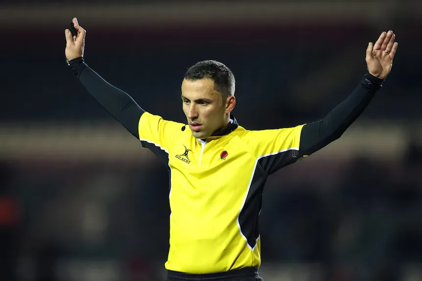 Trọng tài có thể tạm dừng hoặc hủy trận do lý do bất khả kháng, an toàn là ưu tiên hàng đầu