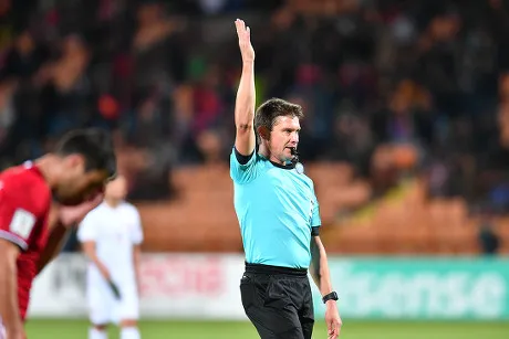 Trọng tài giơ một tay qua đầu khi báo đá phạt gián tiếp