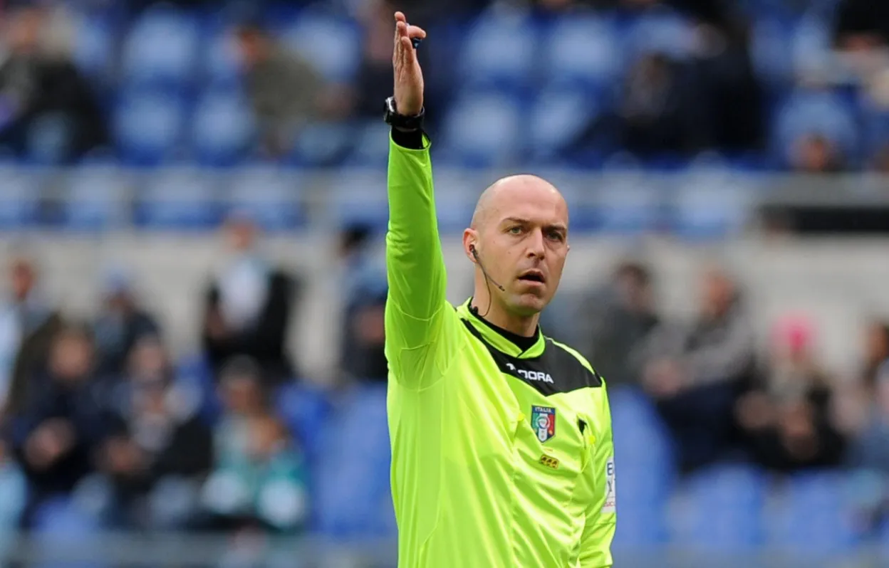 Trọng tài giơ tay báo hiệu đá phạt gián tiếp, tín hiệu phân biệt với đá phạt trực tiếp