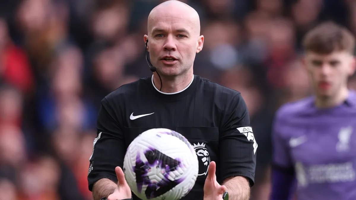 Trọng tài Paul Tierney trong tình huống drop ball gây tranh cãi Nottingham Forest vs Liverpool 03/2024.