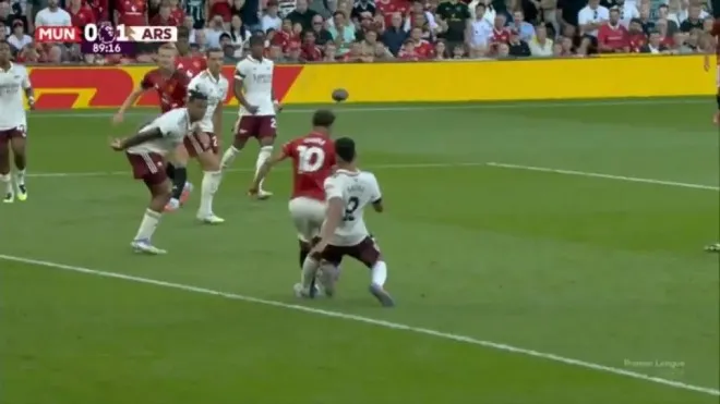 Trọng tài Simon Hooper giữa tranh cãi không thổi phạt sau va chạm Saliba và Cunha trên sân Old Trafford