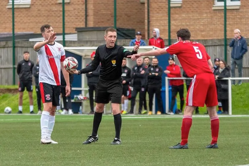 Trọng tài thả bóng (drop ball) để tái khởi động trận đấu khi có sự cố bất ngờ.